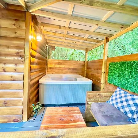 New Tiny Cabin Hot Tub Firepit Fenced Yard セバービル エクステリア 写真