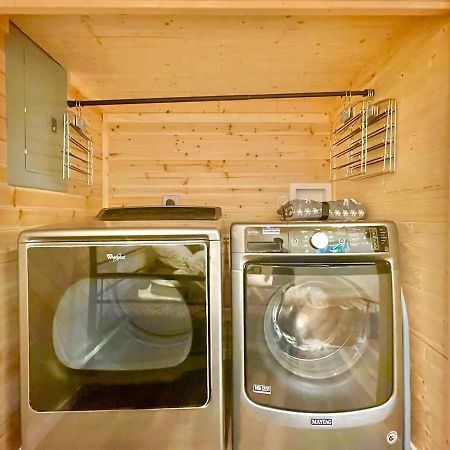 New Tiny Cabin Hot Tub Firepit Fenced Yard セバービル エクステリア 写真