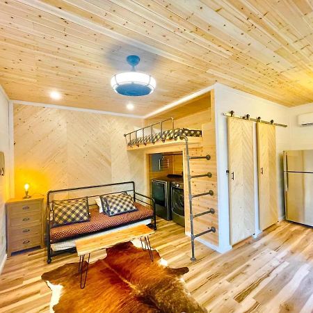 New Tiny Cabin Hot Tub Firepit Fenced Yard セバービル エクステリア 写真