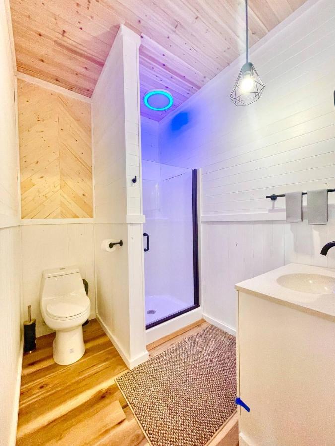 New Tiny Cabin Hot Tub Firepit Fenced Yard セバービル エクステリア 写真