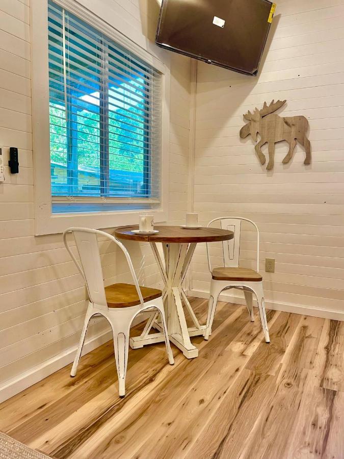 New Tiny Cabin Hot Tub Firepit Fenced Yard セバービル エクステリア 写真
