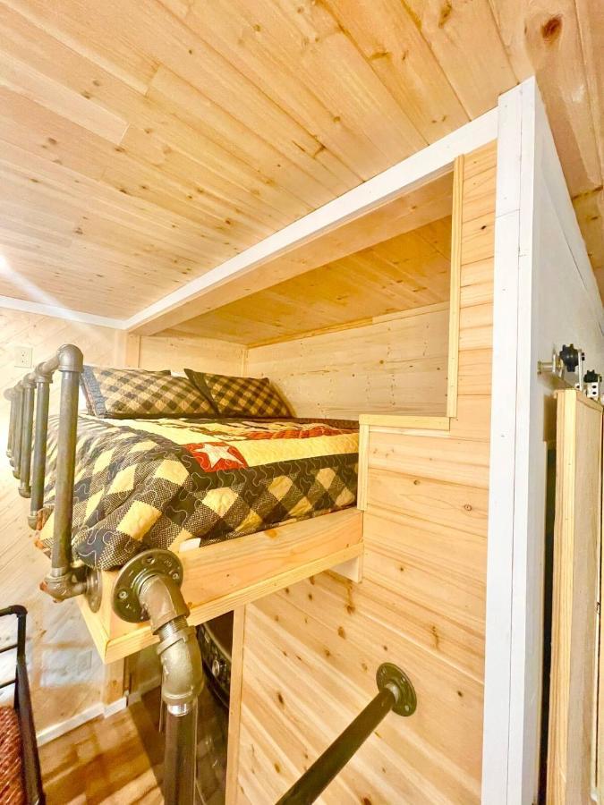 New Tiny Cabin Hot Tub Firepit Fenced Yard セバービル エクステリア 写真