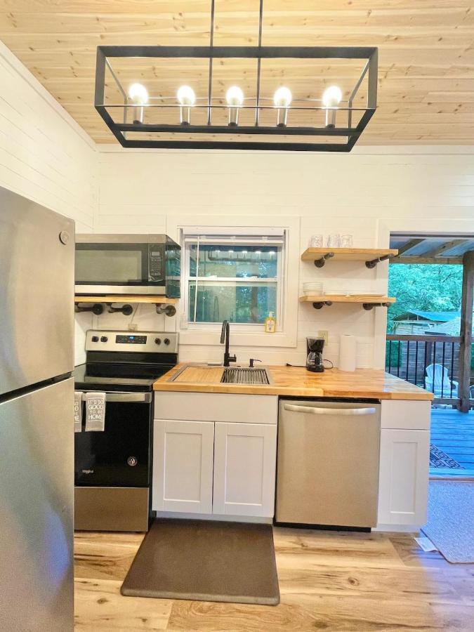 New Tiny Cabin Hot Tub Firepit Fenced Yard セバービル エクステリア 写真