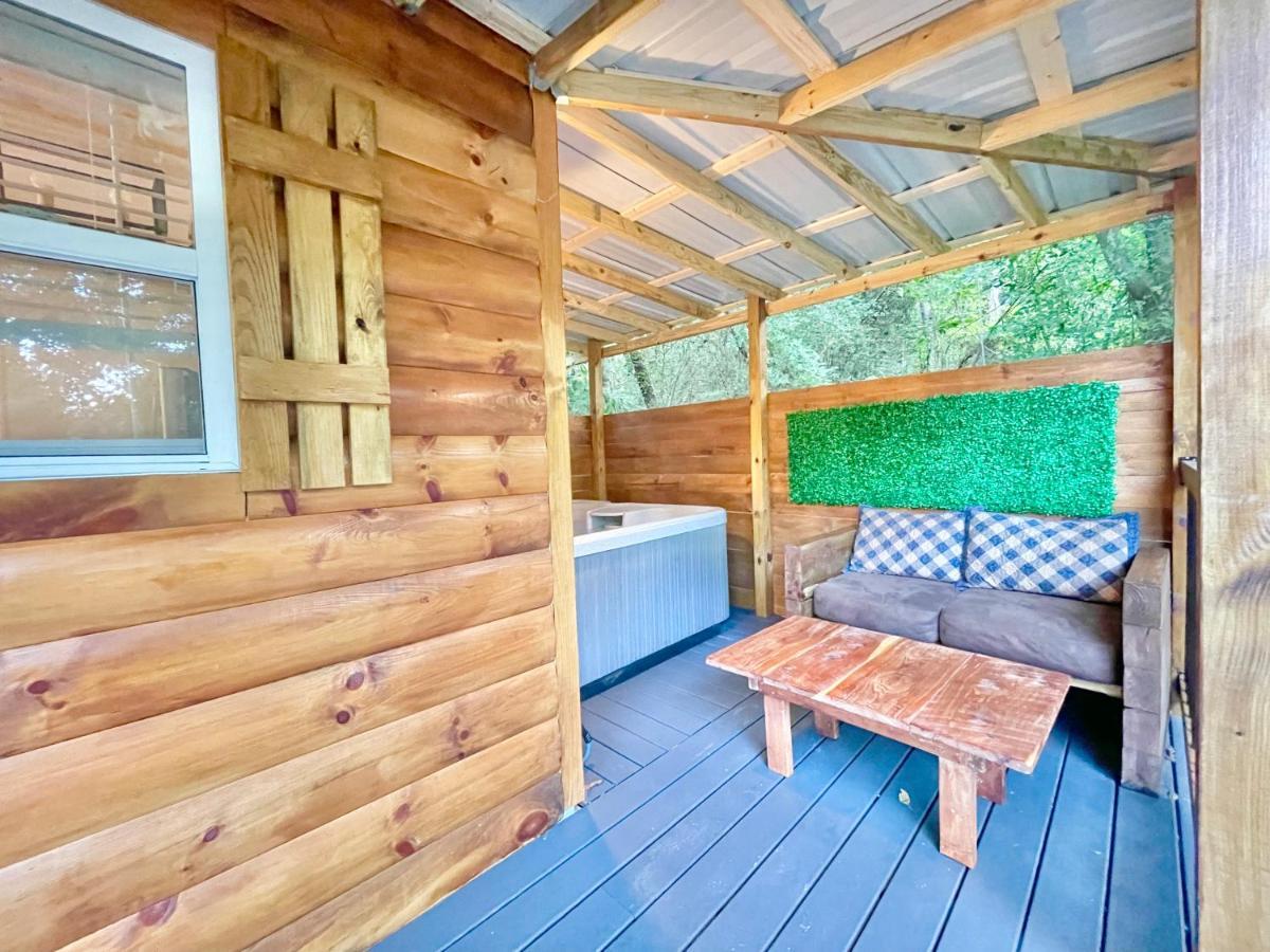 New Tiny Cabin Hot Tub Firepit Fenced Yard セバービル エクステリア 写真