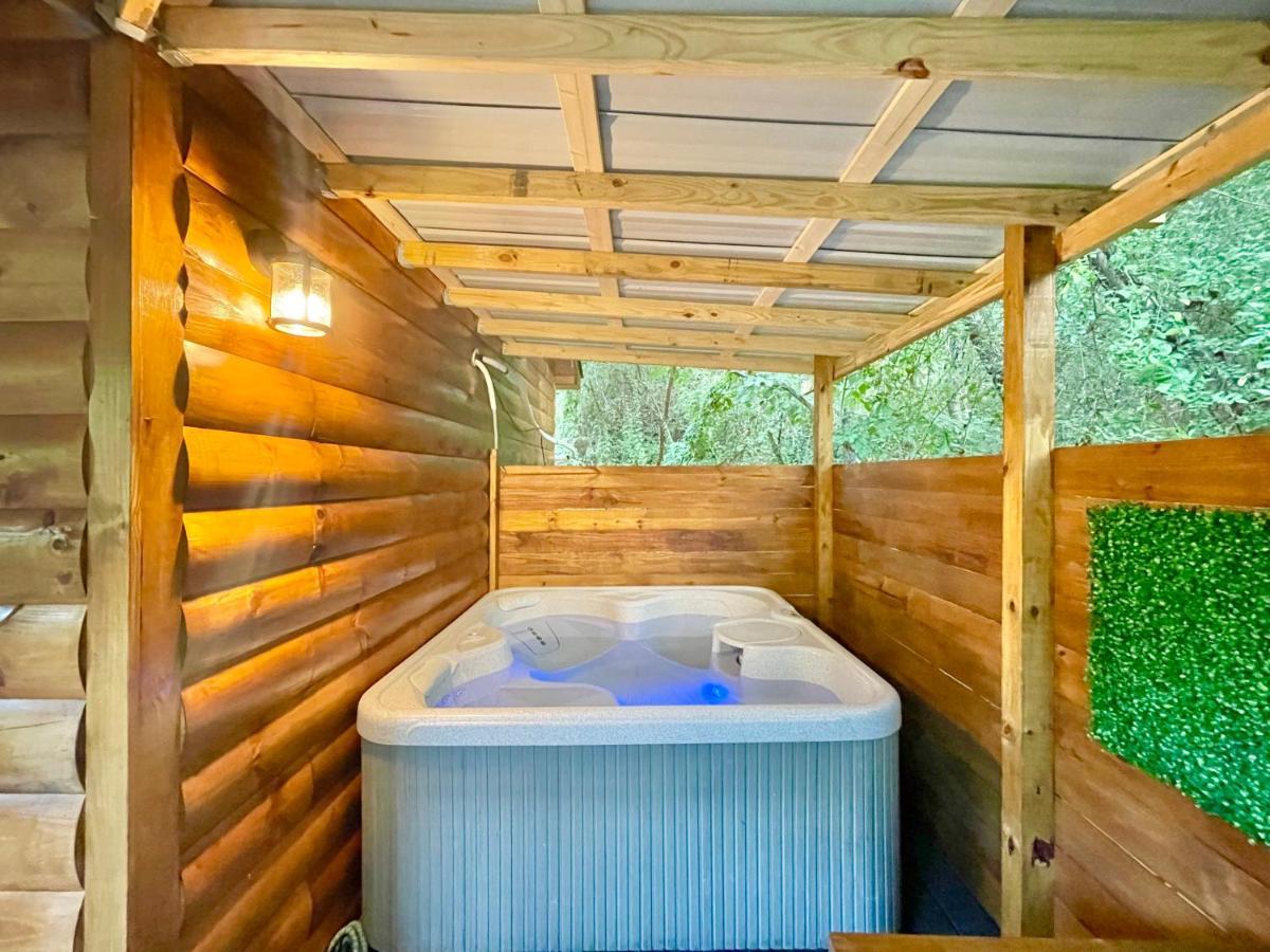 New Tiny Cabin Hot Tub Firepit Fenced Yard セバービル エクステリア 写真