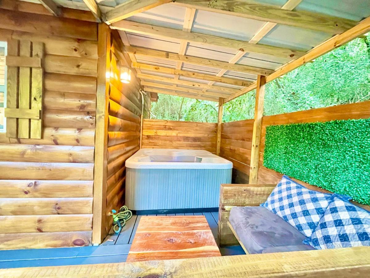 New Tiny Cabin Hot Tub Firepit Fenced Yard セバービル エクステリア 写真