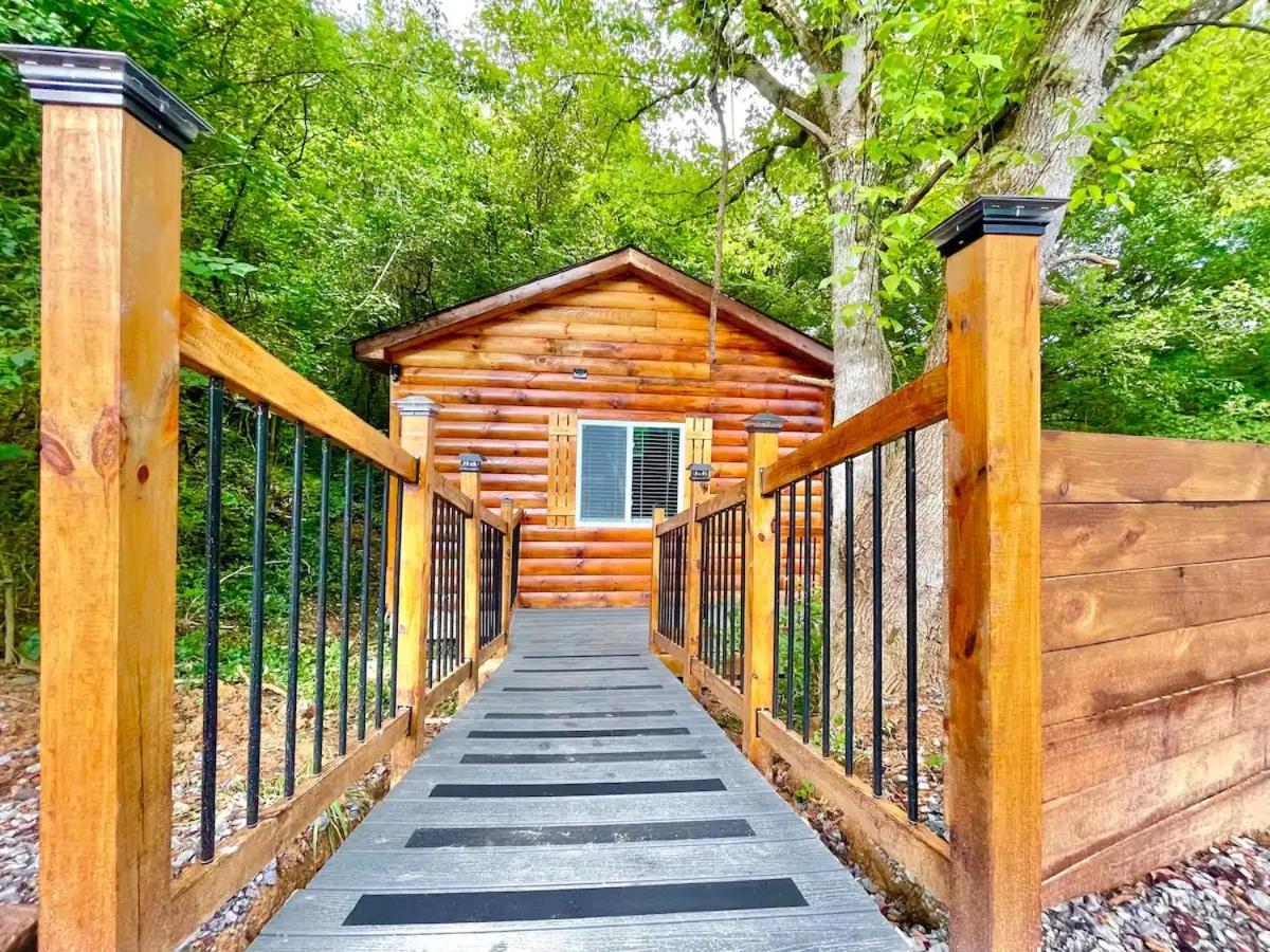 New Tiny Cabin Hot Tub Firepit Fenced Yard セバービル エクステリア 写真