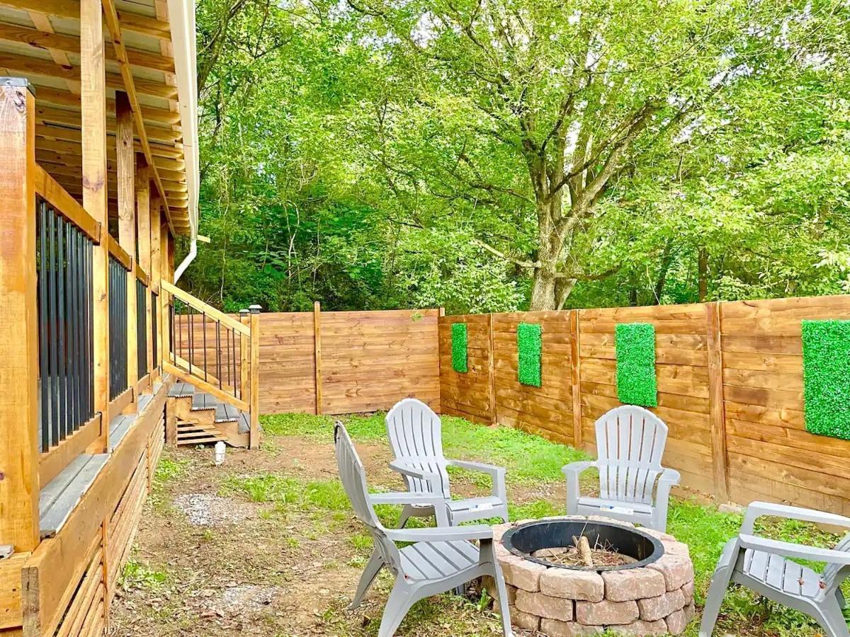 New Tiny Cabin Hot Tub Firepit Fenced Yard セバービル エクステリア 写真