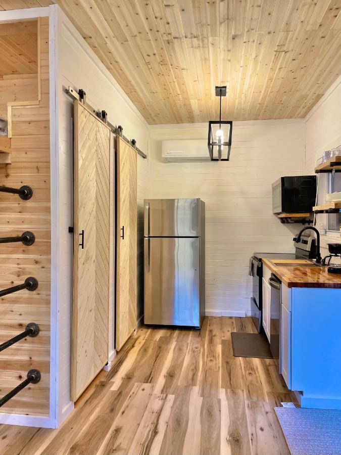 New Tiny Cabin Hot Tub Firepit Fenced Yard セバービル エクステリア 写真
