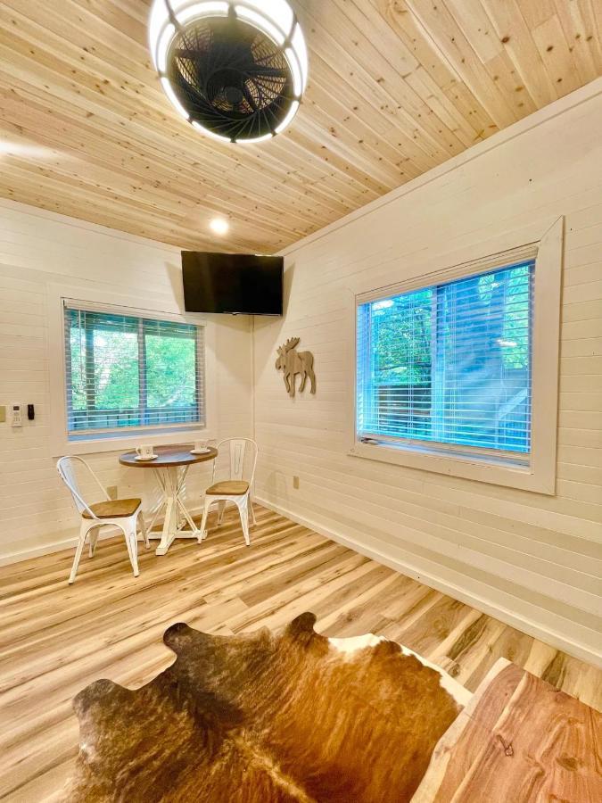 New Tiny Cabin Hot Tub Firepit Fenced Yard セバービル エクステリア 写真