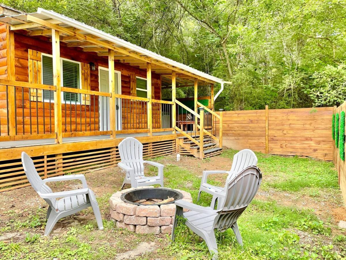 New Tiny Cabin Hot Tub Firepit Fenced Yard セバービル エクステリア 写真