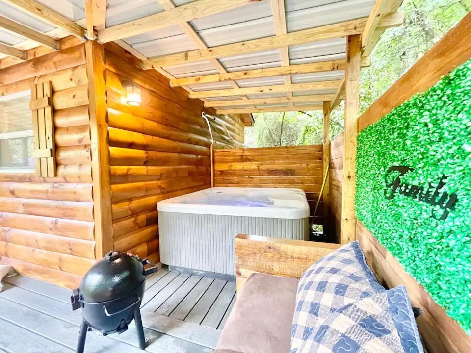 New Tiny Cabin Hot Tub Firepit Fenced Yard セバービル エクステリア 写真