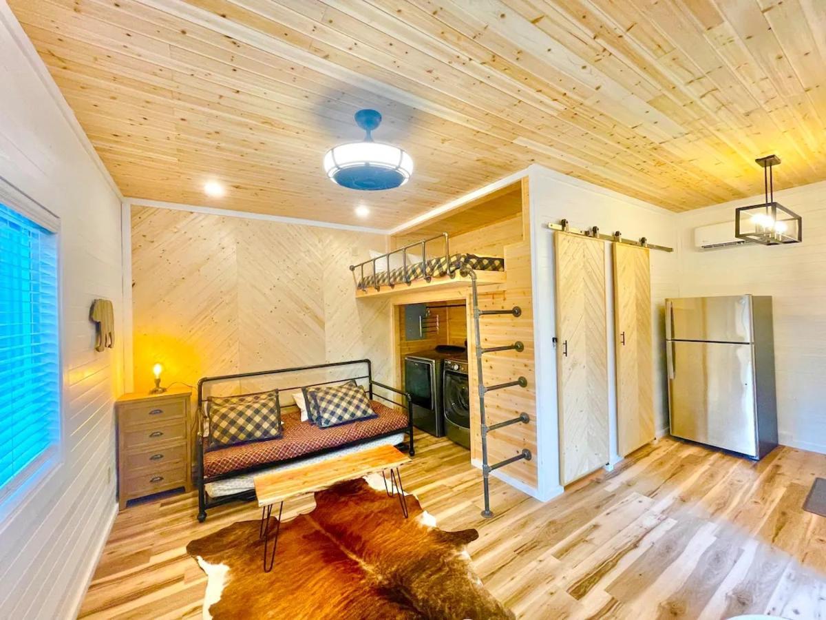 New Tiny Cabin Hot Tub Firepit Fenced Yard セバービル エクステリア 写真
